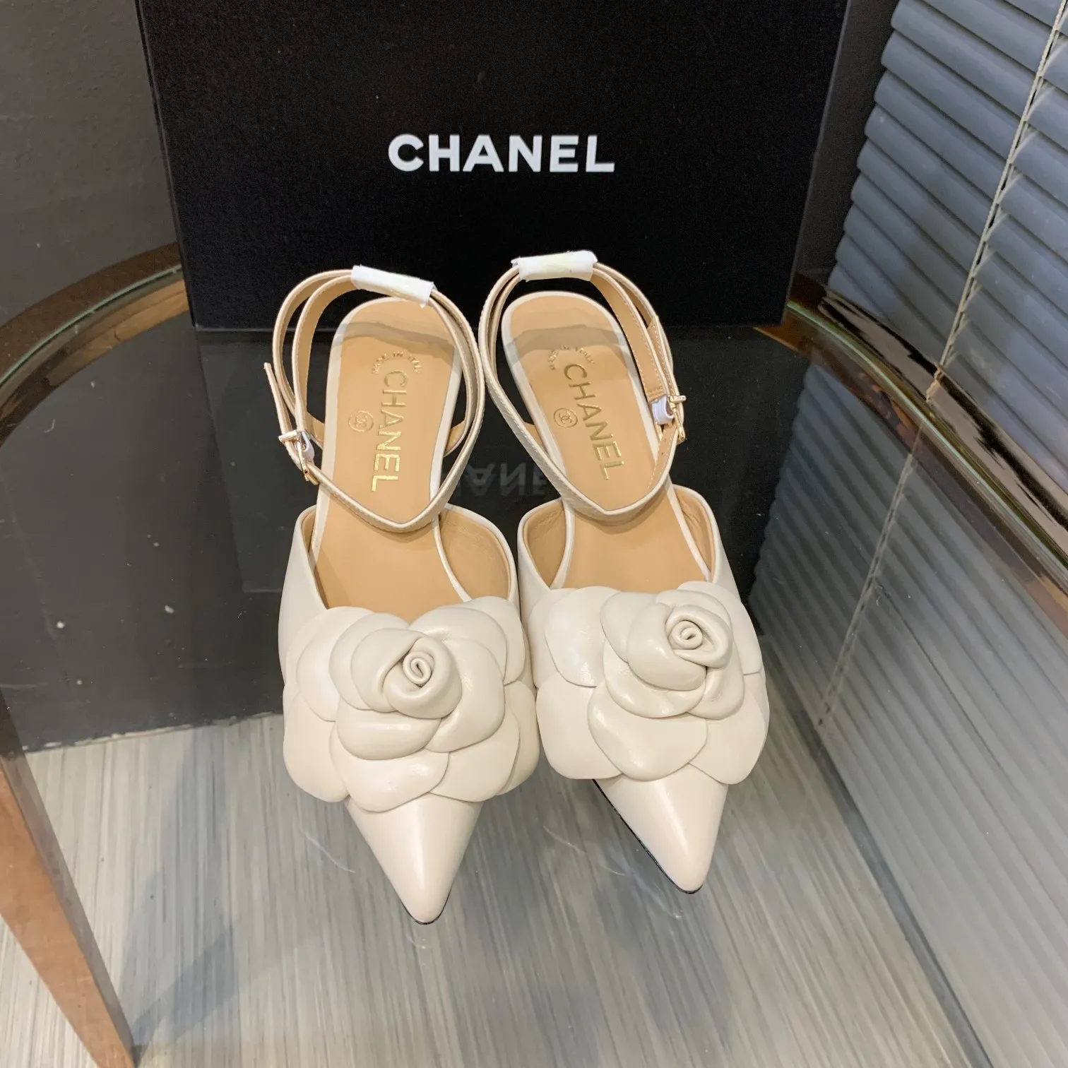 👟👟Ex-factory price 600👟👟 🍀Chanel's new flagship series of sandals in the counter are newly released 2022S summer series, exquisite retro shoes, the latest camellia flower design of Jindian Xiaoxiang on the upper is exquisite and fashionable, a popular model among domestic and foreign bloggers Upper: original Italian imported sheepskin original one-to-one sheepskin handmade camellia🌸 Inner lining: imported mixed sheepskin lining Outsole: Genuine leather outsole imported from Italy Size number: 35-39 (40, 41 customization is non-returnable) Heel height: 4cm Delivered with luxurious latest counter packaging